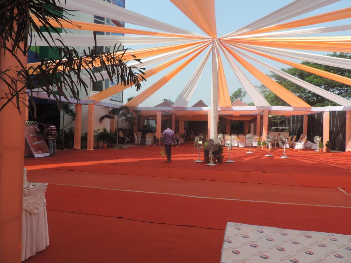 Om Leisure Hotel - Bbsr Bhubaneswar Exteriör bild